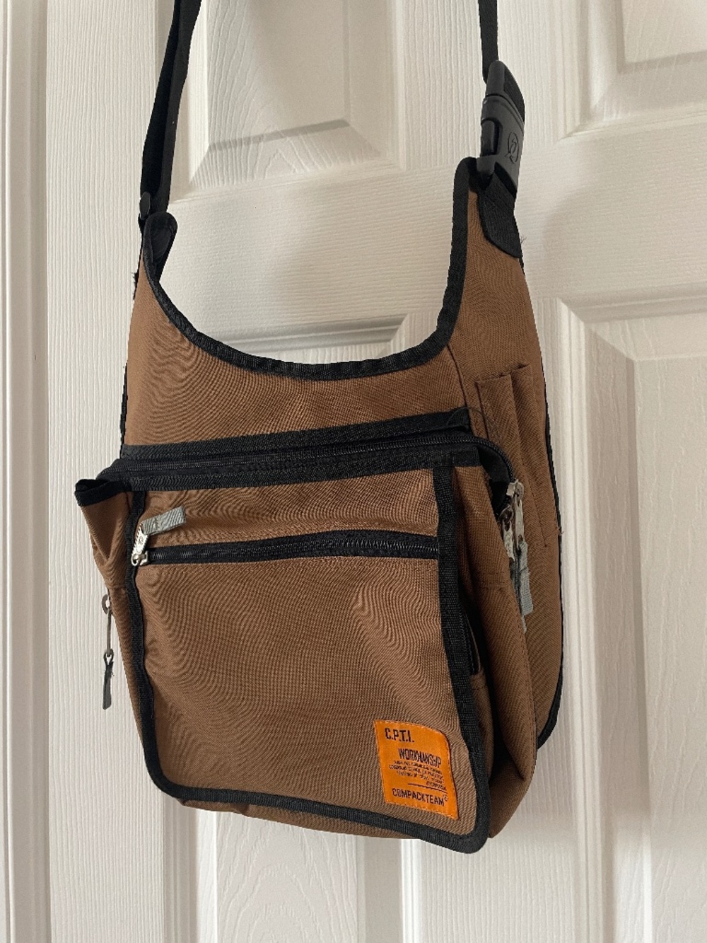Compact team shoulder bag